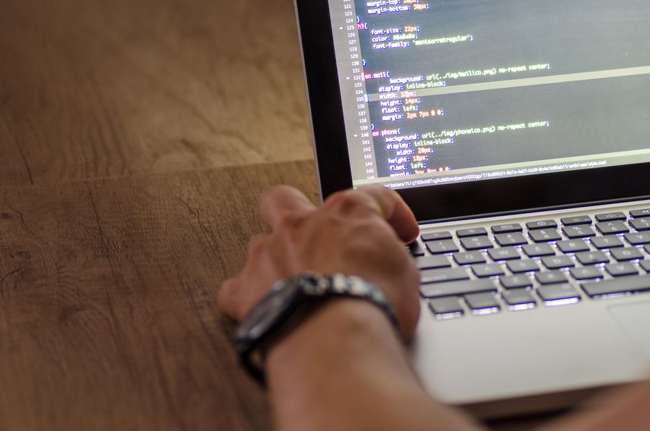 Teilnehmer beim Programmieren und Webdesign in einem Kursraum